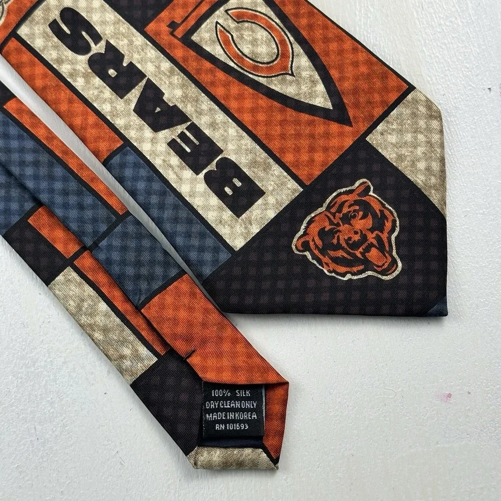VTG Chicago Bears 100% Silk Tie Men NFL Football Logo Helmet AOP  All Over Print